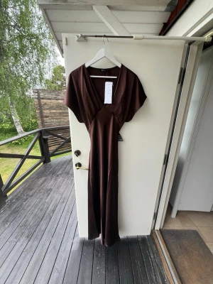 Balklänning brun siden - Snygg lång brun klänning från Gina Tricot i siden❤️ Aldrig använt, perfekt till balklänning eller andra fina tillfällen💖