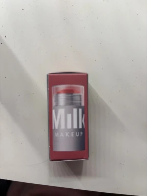 Milk Makeup Lip + Cheek Stick Werk - Helt oanvänd Milk Makeup Lip + Cheek Stick i nyansen Werk. En krämig rouge i stickformat med en mjuk rosatonad färg. Perfekt att applicera direkt på kinderna eller läpparna för en naturlig glow. Kommer i en smidig förpackning som är enkel att ta med. Originalpris 299 kr. 6 g