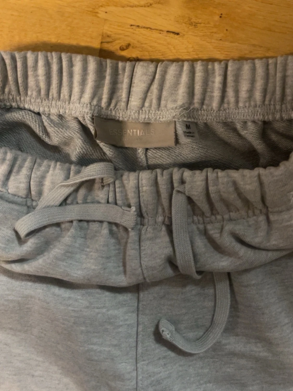 Grå shorts från Essentials Fear of God - 1
