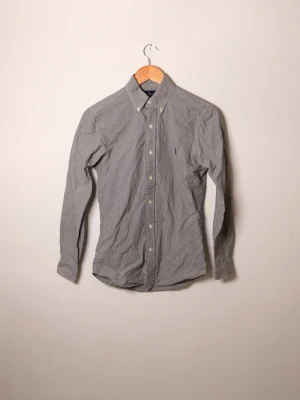 Ralph lauren skjorta - Ralph lauren skjorta, Storlek XS, Slimfit, Skick 8/10.  Hojta till vid frågor eller funderingar så bemöter vi dig snabbt och professionellt   /Team Trovata 💛 
