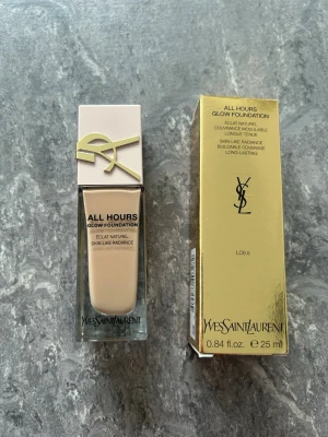 YSL All Hours Glow Foundation LC6.5 - YSL All Hours Glow Foundation i nyansen LC6.5. Kommer i en lyxig glasflaska med gulddetaljer och ikonisk YSL-logga på locket. Ger naturlig lyster och har byggbar täckning. Innehåller 25 ml foundation med skin-like radiance.