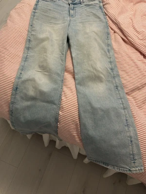 Ljusblå raka jeans från Gina  - Säljer ett par ljusblå jeans från Gina  i rak modell. Jeansen har normal passform och är tillverkade i bomull. Perfekta till en avslappnad och trendig stil.