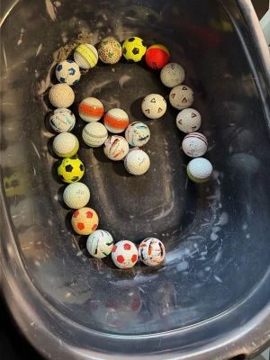 Samling golfbollar i olika färger - Säljer en samling med golfbollar i olika färger och mönster, vissa med fotbollsinspirerat tryck. Perfekt för dig som vill fylla på golfväskan eller använda till träning. Blandade märken och designer, vissa med färgglada detaljer.
