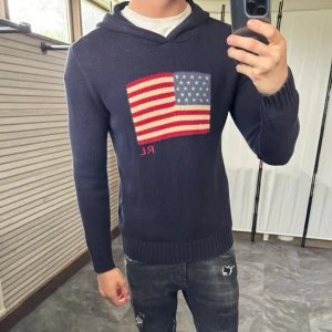 Stickad USA hoodie  - Mycket fint skick, inga defekter. Nypris ca 3000kr. Passar dig som är 165-175cm ungefär. Modellen är 185cm, 75 kg och bär storlek S. Skriv för mer information!🤝