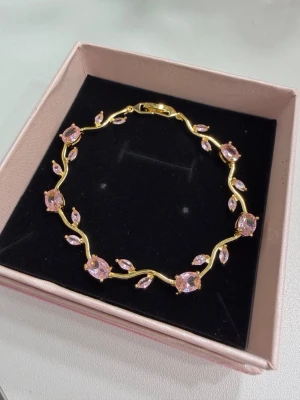 18k guldpläterat armband  - Armbandet är tillverkat av rostfritt stål och pläterat med 18k guld