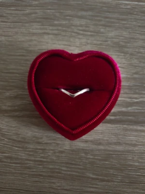 Silverfärgad vågig ring - ring i storlek 16,5mm, silverfärgad. 