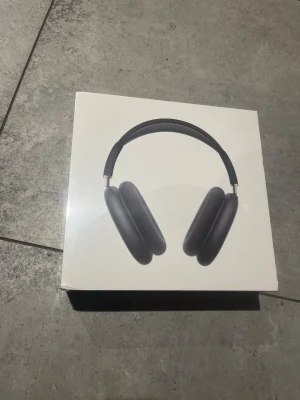 AirPods max - Säljer ett par AirPods Max i bra stick. Priset kan diskuteras väldigt bra kvalité och funkar till skolan,resor och vardag. Det kommer mer förpackning, laddare och hörlurar case. Vid fler frågor skriv. 