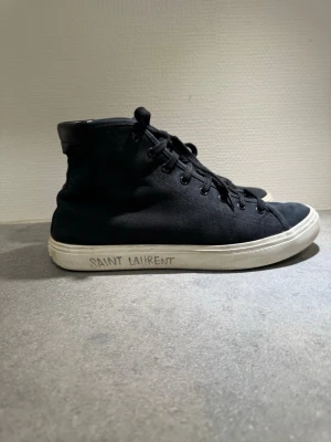 Saint Laurent skor - Riktigt snygga skor från saint Laurent. Skick: 7/10. Nypris 6900kr.  Anvanda en del men de har mycket kvar att ge. Det ända som skulle vara något är att de har gătt sönder lite i insidan av skon vid hälen, men det märks inte av när man har på sig dom och det syns inte. Ingår skokartong, skopåsar osv. Självklart äkta. Pris ej hugget i sten. Skriv vid frågor!