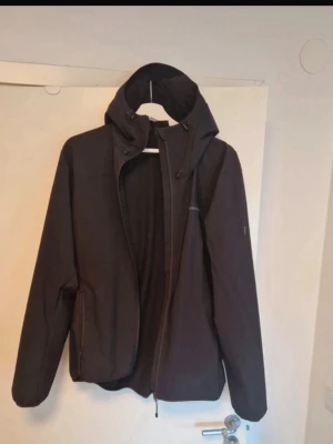 Peak performance regnjacka  - Väldigt snygg peak performance regnjacka  Storlek xl Fint skick