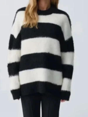 Randig stickad tröja Gina Tricot - Säljer en fluffig stickad tröja från Gina Tricot med breda svarta och vita ränder. Tröjan har rund halsringning, långa ärmar och oversized passform. Perfekt för dig som gillar en avslappnad och trendig stil.