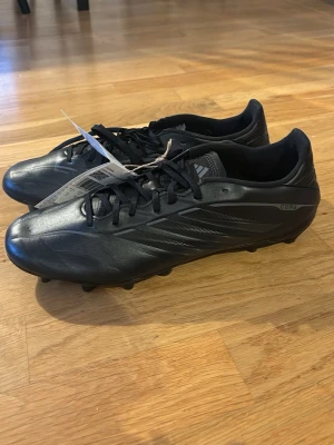 Nya Svarta Adidas fotbollsskor - Nya svarta fotbollsskor Adidas Copa Pure IV League med klassisk låg profil och snörning. Använda endast en gång. Nypris 999:-. Säljes för 600:-.