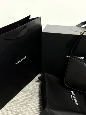 Saint Laurent LE 5 À 7 Hobo - Saints Laurent LE 5 À 7 Hobo in smooth leather dam väska till salu,  Hjälper morsan att sälja hennes väskor, det här är en av dem. Den är väl omhändertagen. Finns digital kvitto, papperskvittot är dock borttappat men annars finns kartongen, påsen och allt annat kvar. Nypris 23856kr Köptes för en och ett halv år sedan. Varför den är så billig är för att den saknar papperskvitto och att jag behöver få sålt på den snabbt, priset kan diskuteras vid snabb affär, väskan är också polerad med läderkräm