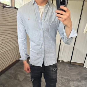 Ralph lauren skjorta - Mycket fint skick, inga defekter. Nypris ca 1000kr. Passar dig som är 170-180cm ungefär. Modellen är 185 cm, 75 kg. Skriv för mer information!🤝