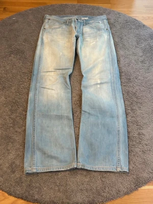  Bootcut jeans Wrangler - Säljer ett par riktigt snygga jeans från Wrangler med passform straight/bootcut. Tyvärr var dom för korta för mig. Mått hittar du på sista bilden, hör av dig vid fler frågor!