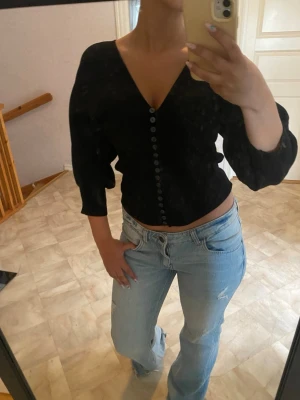 Svart croppad kofta med knappar - Super fin tröja i bra material 