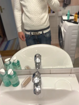 Vit kabelstickad tröja Polo Ralph Lauren - Säljer en vit kabelstickad tröja från Polo Ralph Lauren med klassisk svart logga på bröstet. Tröjan har rund halsringning och långa ärmar. Perfekt för dig som gillar stilrena och tidlösa plagg i mjukt material.
