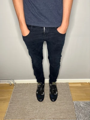 Replay Jeans - Replay Jeans| Storlek: 30/32| Modellen är 179cm| Skick: 9/10| Pris: 349kr| Priset går alltid att diskutera😊