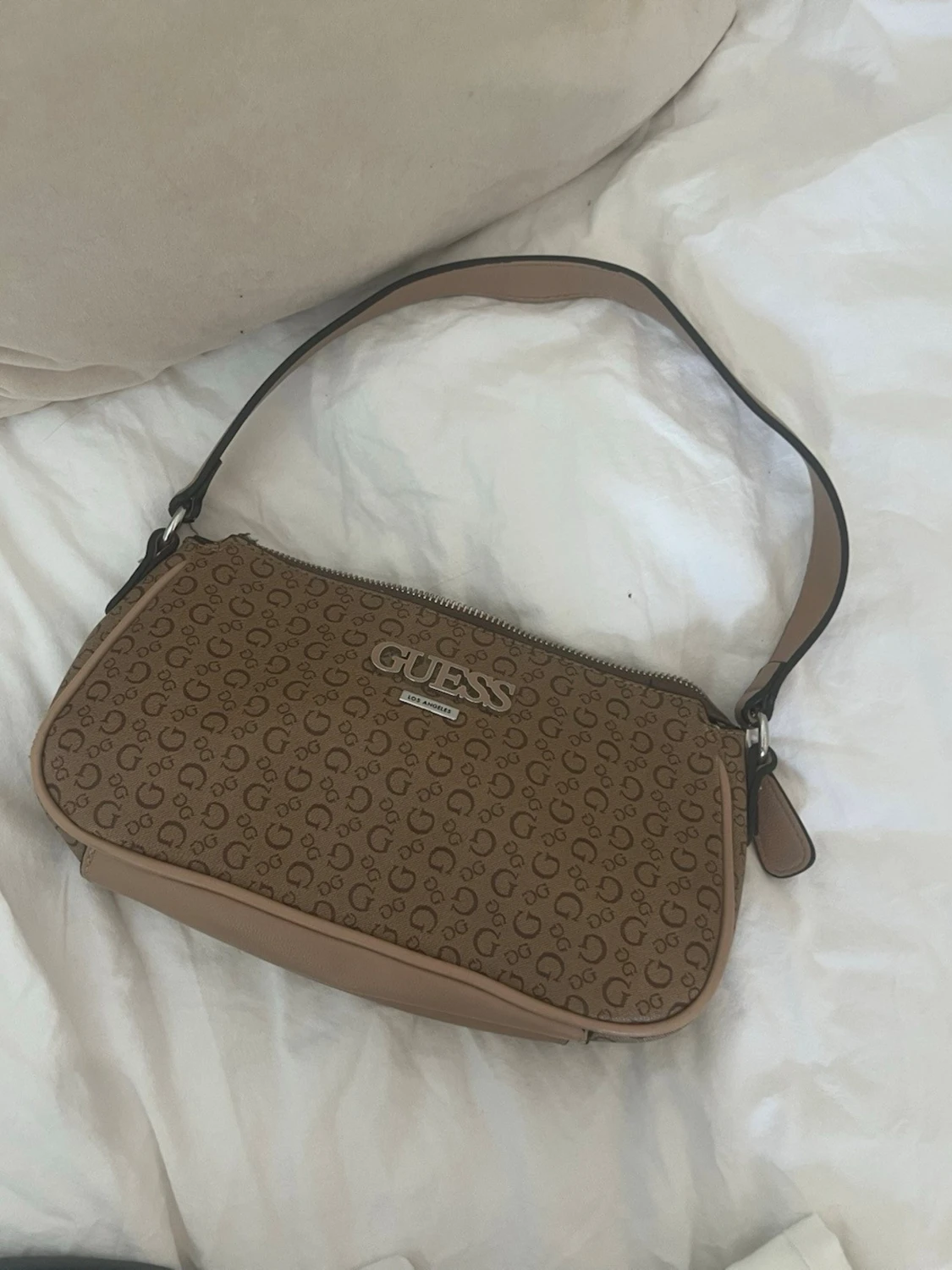 Beige axelremsväska från Guess