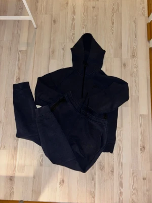 Nike tech fleece - Riktig fet nike tech set som jag har haft i ungefär 4 månader nu. Tracksuiten är i riktigt bra kondition och tveka inte över övriga frågor
