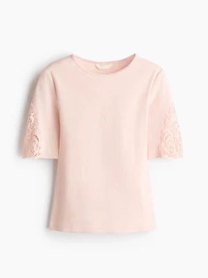 Ljusrosa topp med spetsärmar - Supersöt ljusrosa topp med halvlånga ärmar i spetsdetalj. Toppen har en enkel, rak passform och rund halsringning. Perfekt för dig som gillar romantiska och feminina detaljer.