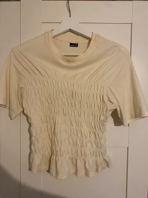 Ljusgul topp  - Supersöt ljusgul topp från Gina Tricot. Använd fåtal gånger med superbra kvalitet. 