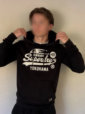 Superdry hoodie herr - Väldigt fräsch superdry hoodie i väldigt bra skick, knappt slitage, storlek S, skriv vid fler frågor mvh