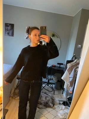 Svart stickad tröja - Säljer en basic stickad tröja i svart ifrån Gina tricot. Storlek M så sitter som en najs croppad baggy på mig som har S vanligtvis. Använd med måtta. Pris kan diskuteras. Först till kvarn. 