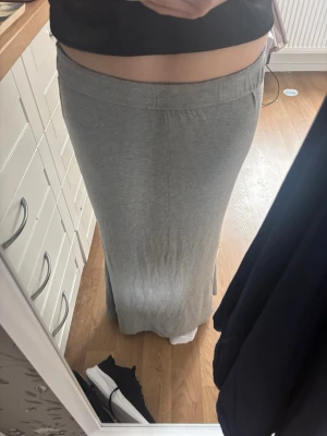 Grå långkjol i bomull - Säljer en lång grå kjol köpt i Kroatien 