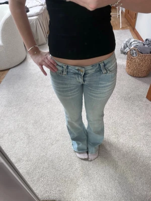 Ljusblå jeans från Weekday 25/30 - Säljer mina jeans ifrån Weekday i storlek 25/30. Dom är i jätte fint skick. Kan tänka mig att gå ner i pris om dem säljs snabbt💓