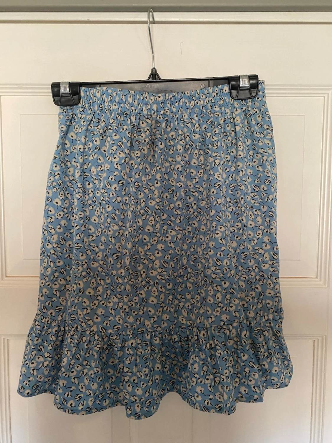 Blommig blå omlottkjol med volang - 1