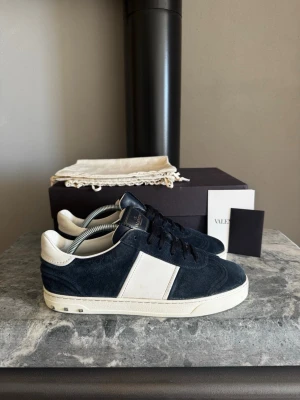 Valentino flycrew(40-41) - Säljer nu dessa riktigt fräscha valentino flycrews för endast 3999kr! Endast en nit borta men den får man med vid köpet, storlek 40 men passar 41, hör av er vid minsta fundering!!!