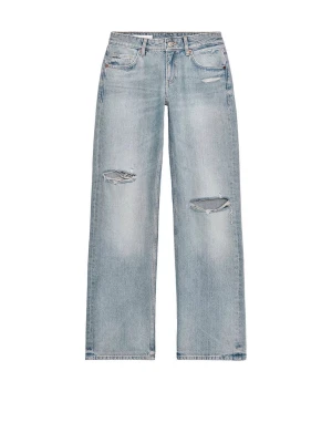 Ljusblåa Zara jeans - Säljer ett par ljusblå jeans från Zara. De är storlek 36 och är lågmidjade, skulle passa någon som är 173. Använt fåtal gånger.