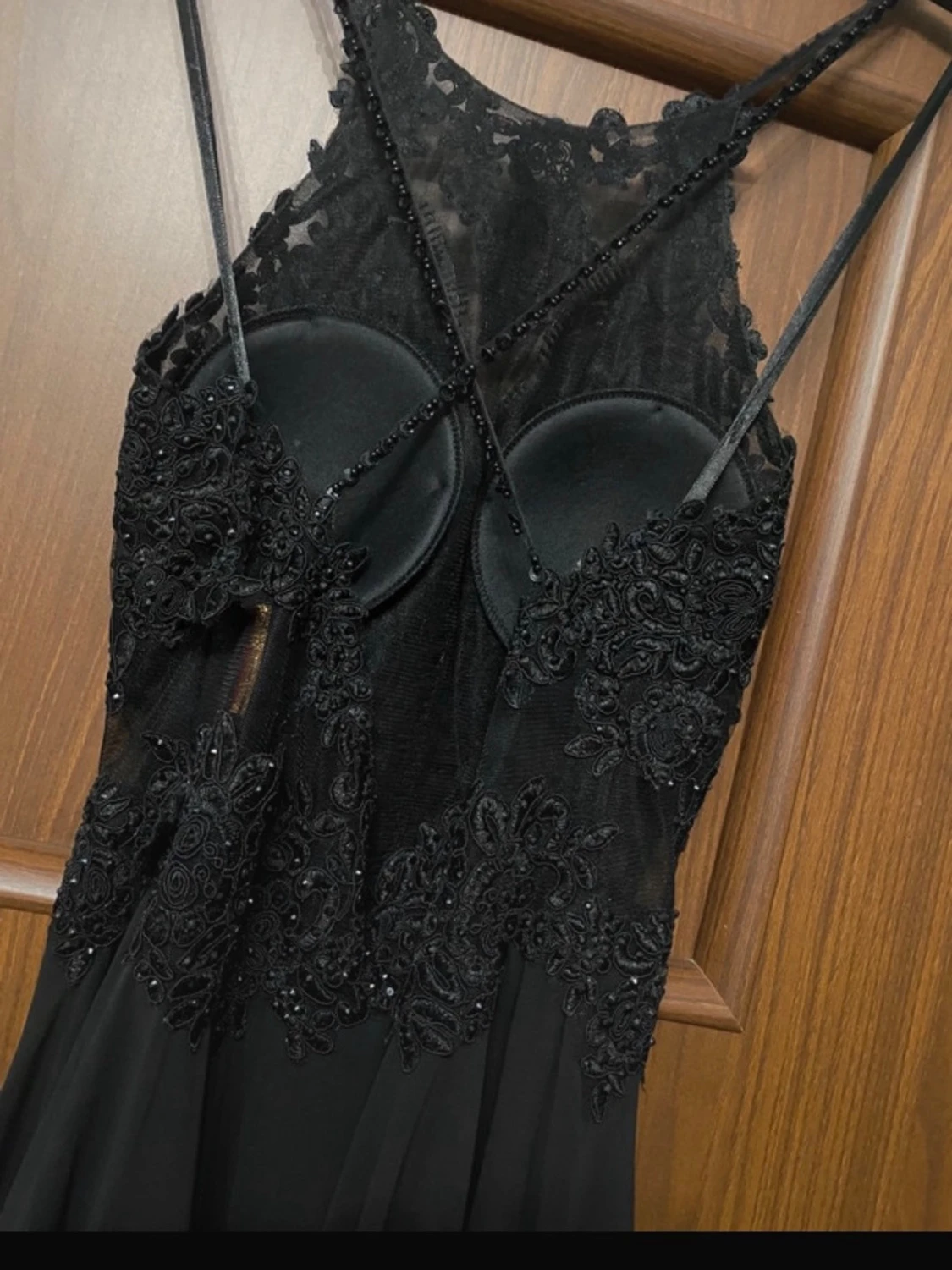 Svart långklänning med spetsdetaljer - 1