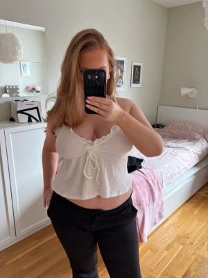 Linne  - Ett superfint linne med fina detaljer perfekt till sommaren i storlek L, endast testad så i väldigt fint skick 💖