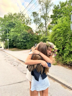 Ljusblå offshoulder kortklänning - Supersöt ljusblå kortklänning i mjukt jeansmaterial. Klänningen går både att ha vanligt eller off shoulder. Klänningen är skräddarsydd. 