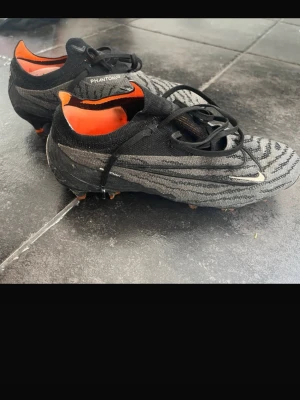 Nike Phantom GT2 svart/grå fotbollsskor - Använda lite men var för små så fick köpa nya, nypris drygt 3000kr Nike phantom