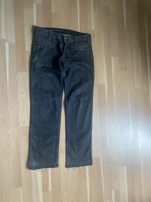Dolce Gabbana Jeans - Skit snygga vintage jeans från märket Dolce & Gabbana. Byxorna har rak passform och är i mycket bra skick. Det är bara att höra av sig vid funderingar 💭.  Priset går absolut att diskutera ✅👍.