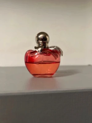 Original !Nina Ricci röd äppelformad parfym - Ca 30 ml är kvar av 50 ml se bilder.   Perfekt för dig som gillar söta och fruktiga dofter.   Nypris på 30 ml är 600-700kr Den här flaskan med sin innehåll är värt egentligen 700kr