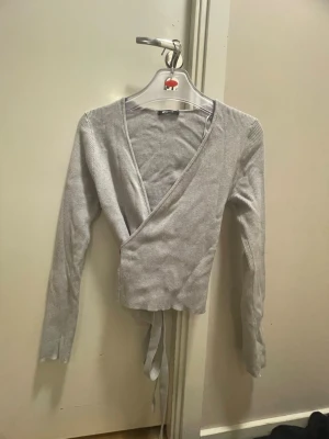 Ljusgrå omlottopp från Gina  - Endast tvättad aldrig använd ! 