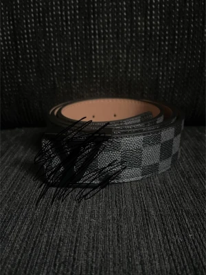 L--v svart bälte - Snyggt svart bälte med mycket stilren design.