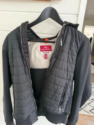 Svart cardigan från Parajumpers - Snygg svart jacka från Parajumpers med quiltad front och mjuka ärmar. Jackan har bra skick och är väldigt stilrent och bra inför sommaren.