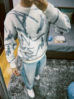 Vit stickad tröja med grått mönster - Säljer min feta tröja som är 100% bommar och passar perfekt för dig som vill ha en tidlös tröja o ha på sig 