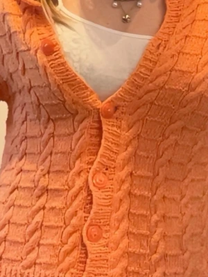 Orange kabelstickad kofta - Super fin orange stickad tröja med söta mönster. I storlek S men kan kännas som en XS🩷🩷
