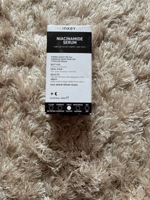 The Inkey List Niacinamide Serum - Niacinamide Serum från The Inkey List i en svartvit förpackning. Innehåller 30 ml ansiktsserum som hjälper till att reducera orenheter och balansera talgproduktionen. Passar alla hudtyper och används både morgon och kväll. Perfekt för dig som vill ha klarare hud.