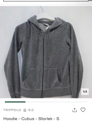 Grå zip hoodie från Cubus - Mysig grå hoodie från Cubus med dragkedja framtill, två stora fickor och justerbar huva med snören. Tillverkad i mjukt sweatshirtmaterial som passar perfekt till chill dagar. Klassisk och enkel design som funkar till det mesta.
