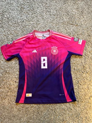 Tysklands matchtröja Kroos #8  - Snygg tröja Tillverkad i lätt och ventilerande funktionsmaterial, perfekt för fotbollsträning eller match.