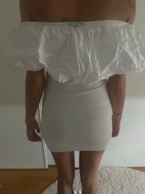 Vit offshoulder kort klänning -  vit kort klänning med offshoulder-design och puffiga ärmar från zara