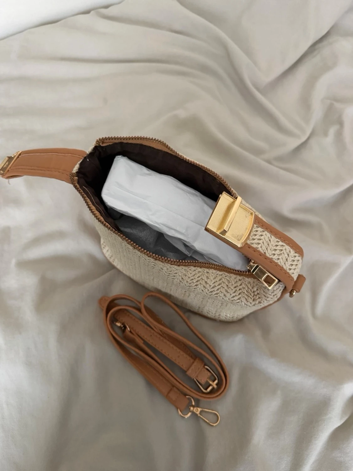 Beige stickad handväska med läderdetaljer - 1