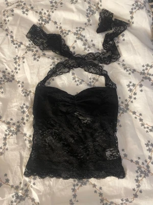Svart spetstopp - Snygg svart bandeau topp i spets med knytband i nacken, storlek xs. 