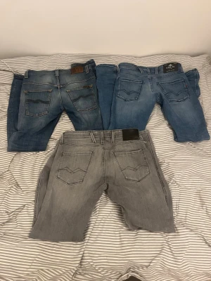 Jeans från replay och nudie  - Säljer tre par feta jeans köp alla 3 för 850 eller så köper du nudie jeansen för 350 och båda replay kostar 450 st